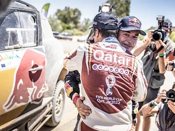 Abrazo entre Nasser y Sainz Abrazo entre Nasser y Sainz