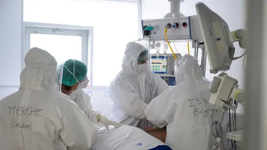 Sanitarios atienden a un paciente con coronavirus en una UCI (Archivo) Sanitarios atienden a un paciente con coronavirus en una UCI (Archivo)