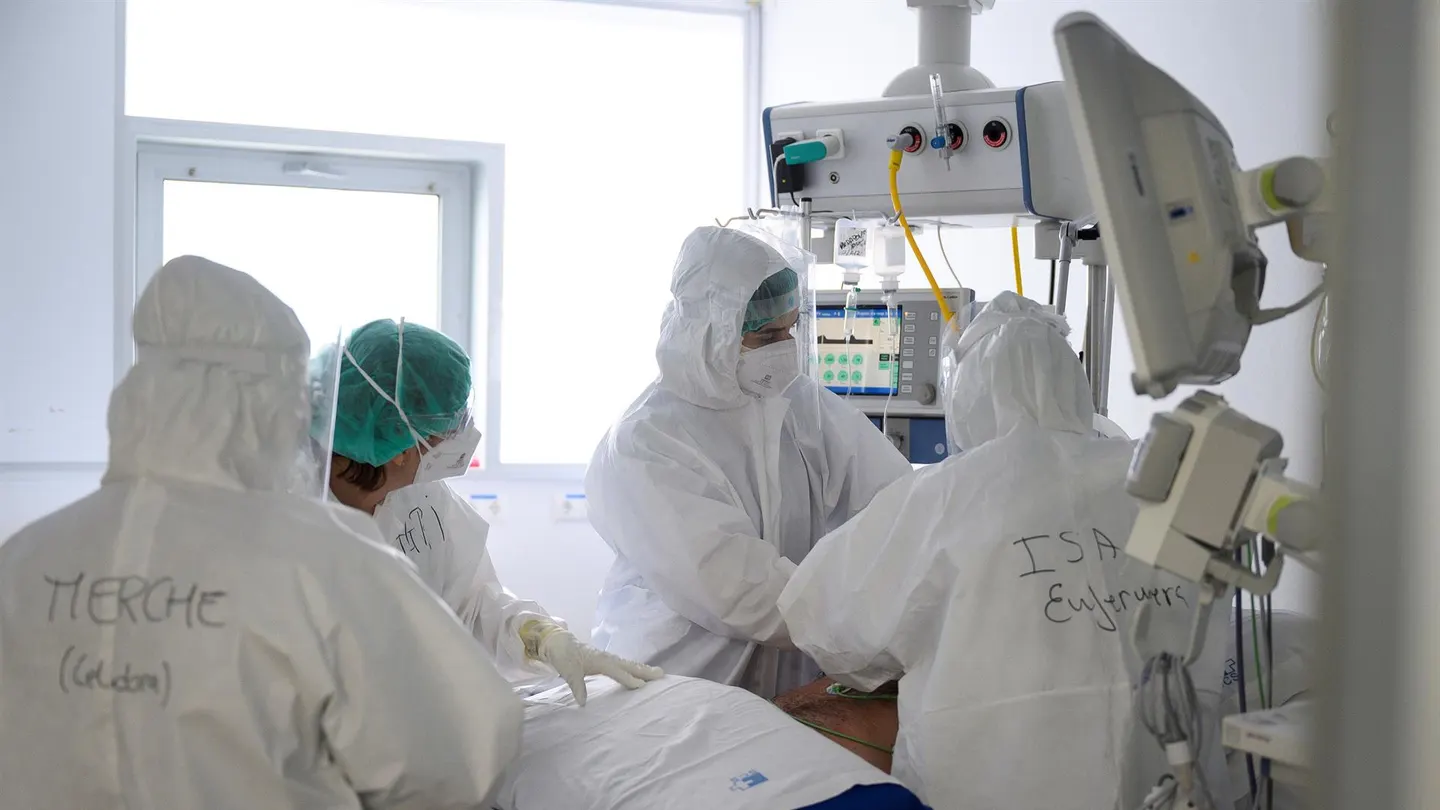 Sanitarios atienden a un paciente con coronavirus en una UCI (Archivo) Sanitarios atienden a un paciente con coronavirus en una UCI (Archivo)