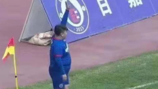 Un millonario chino compra un club y obliga al entrenador a poner a su hijo de 126 kilos Un millonario chino compra un club y obliga al entrenador a poner a su hijo de 126 kilos