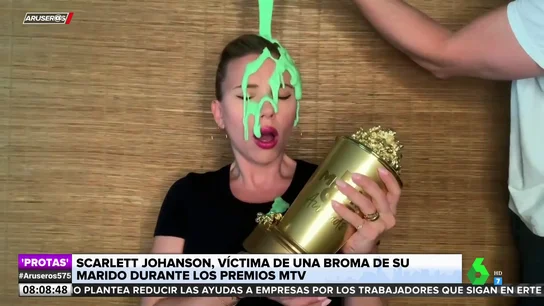 El troleo de Colin Jost a Scarlett Johansson en la gala de los MTV Movie Awards: "¿Qué haces? No me toques ahora" El troleo de Colin Jost a Scarlett Johansson en la gala de los MTV Movie Awards: "¿Qué haces? No me toques ahora"