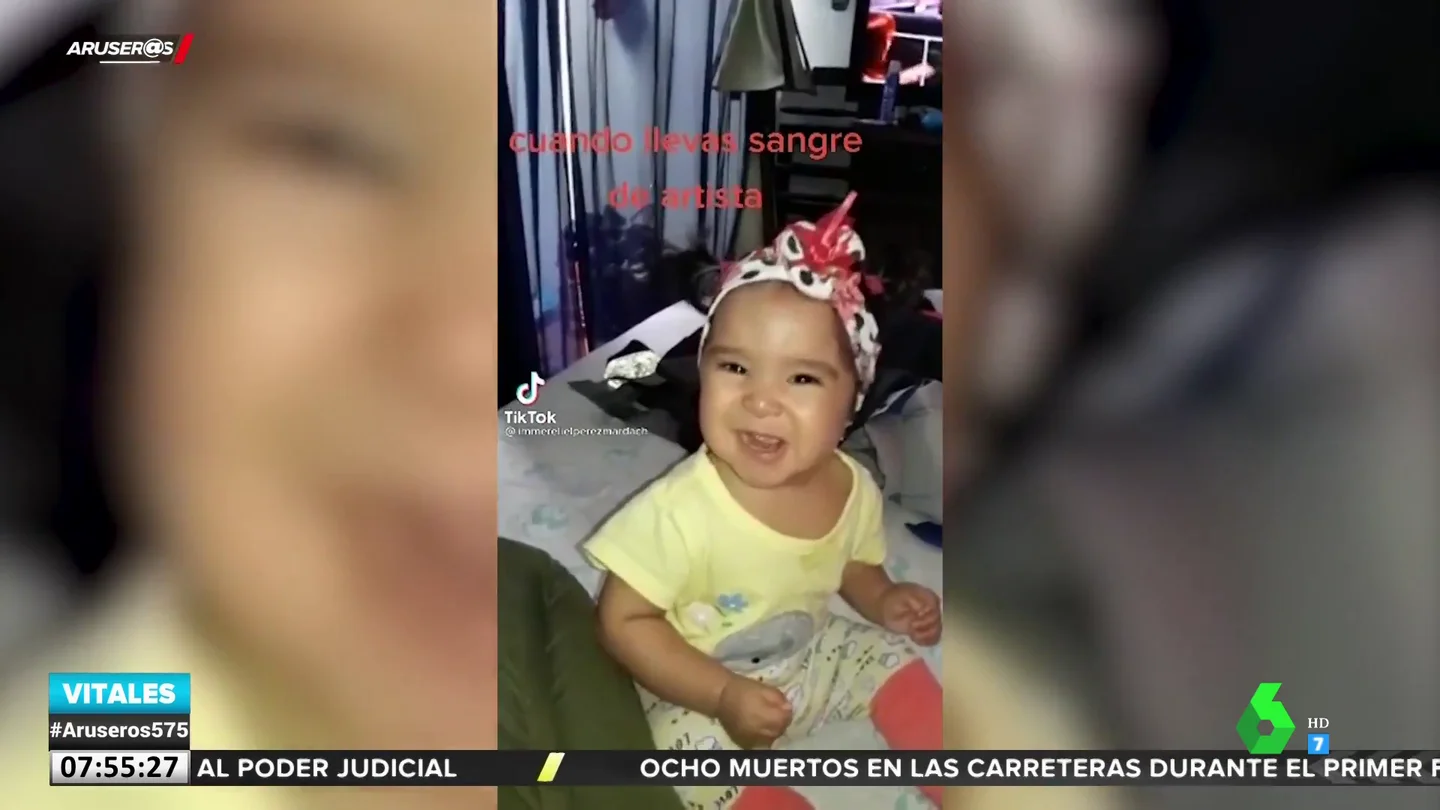 La divertida reacción de una niña cuando se da cuenta de que le enfocan con una cámara La divertida reacción de una niña cuando se da cuenta de que le enfocan con una cámara