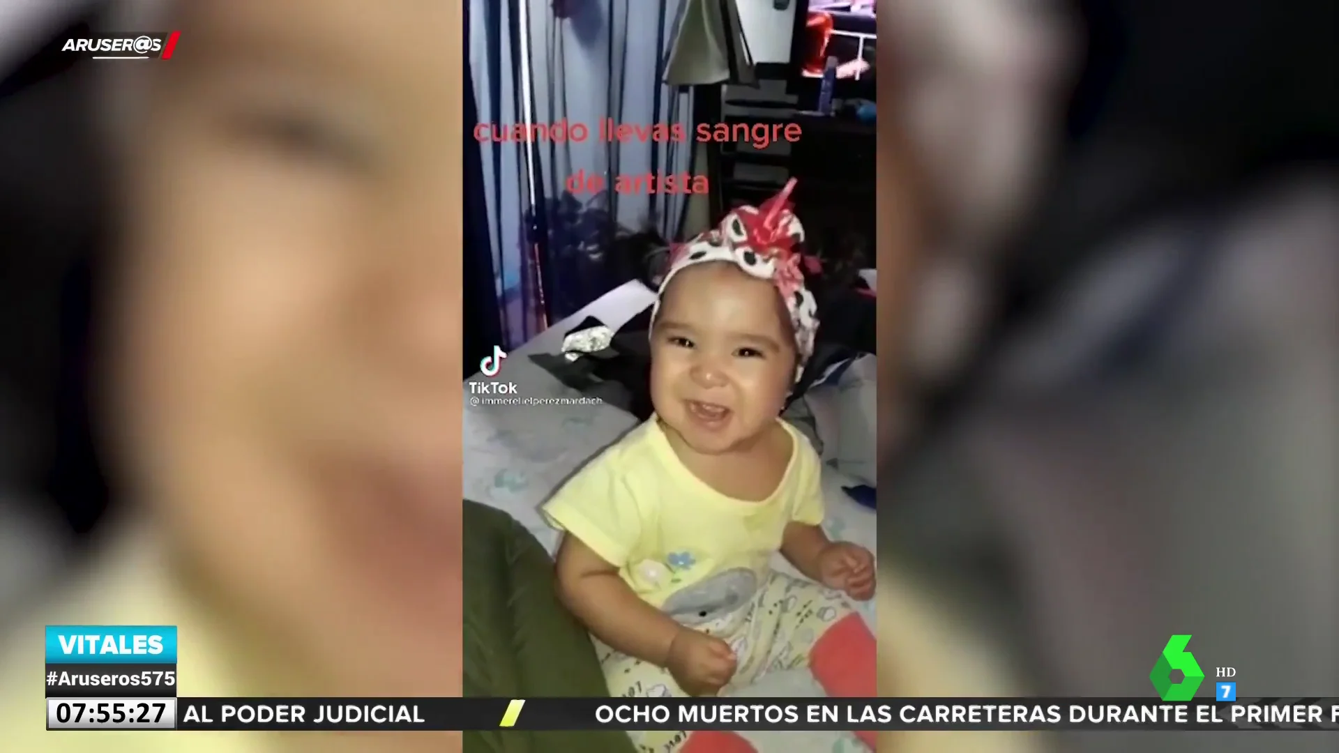 La divertida reacción de una niña cuando se da cuenta de que le enfocan con una cámara