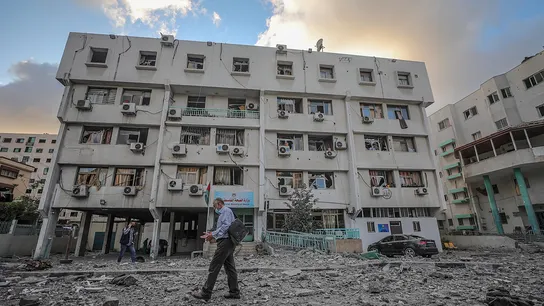 Un hombre palestino camina entre los escombros de un edificio del Ministerio de Sanidad destruido por un bombardeo israelí en Gaza Un hombre palestino camina entre los escombros de un edificio del Ministerio de Sanidad destruido por un bombardeo israelí en Gaza