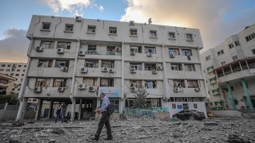 Un hombre palestino camina entre los escombros de un edificio del Ministerio de Sanidad destruido por un bombardeo israelí en Gaza 