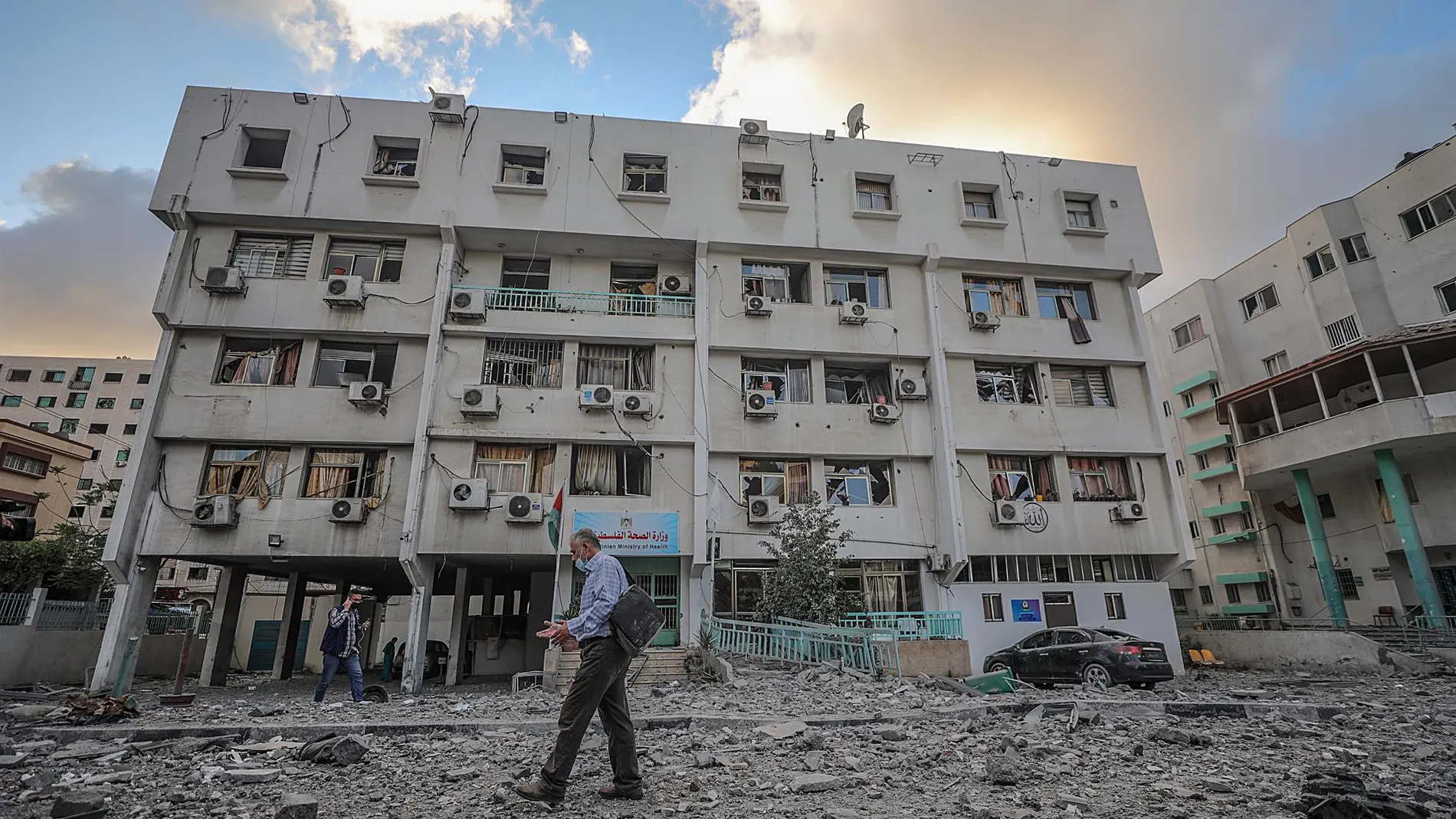 Un hombre palestino camina entre los escombros de un edificio del Ministerio de Sanidad destruido por un bombardeo israelí en Gaza 
