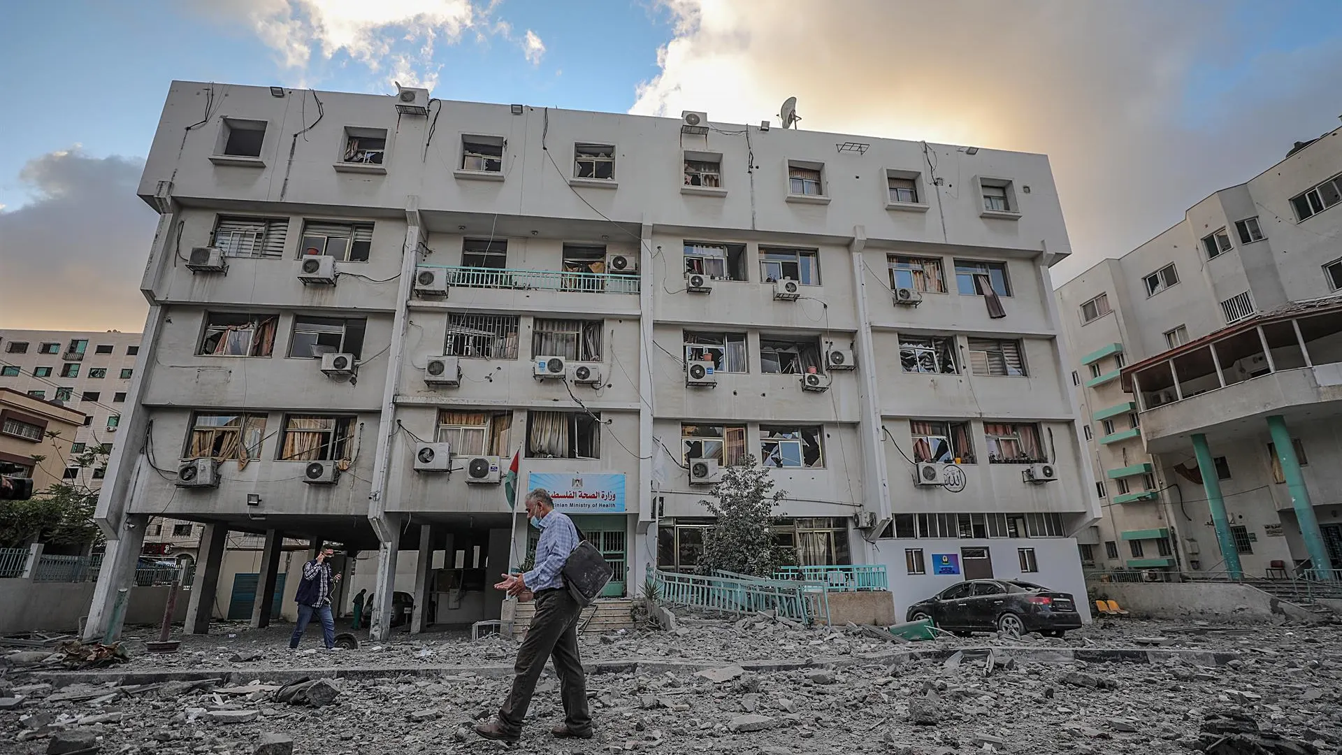 Un hombre palestino camina entre los escombros de un edificio del Ministerio de Sanidad destruido por un bombardeo israelí en Gaza 