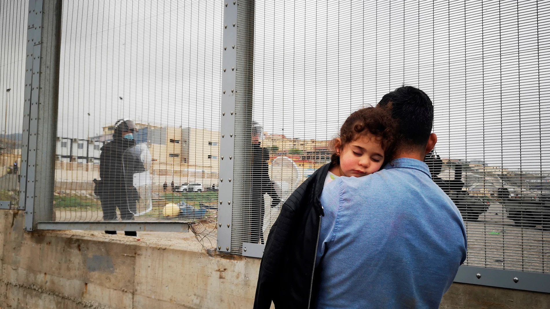 Un padre y su hija son devueltos a Marruecos por las autoridades en la frontera entre Ceuta y Fnideq este martes