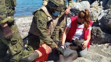 Asistencia a un hombre en la playa de Ceuta
