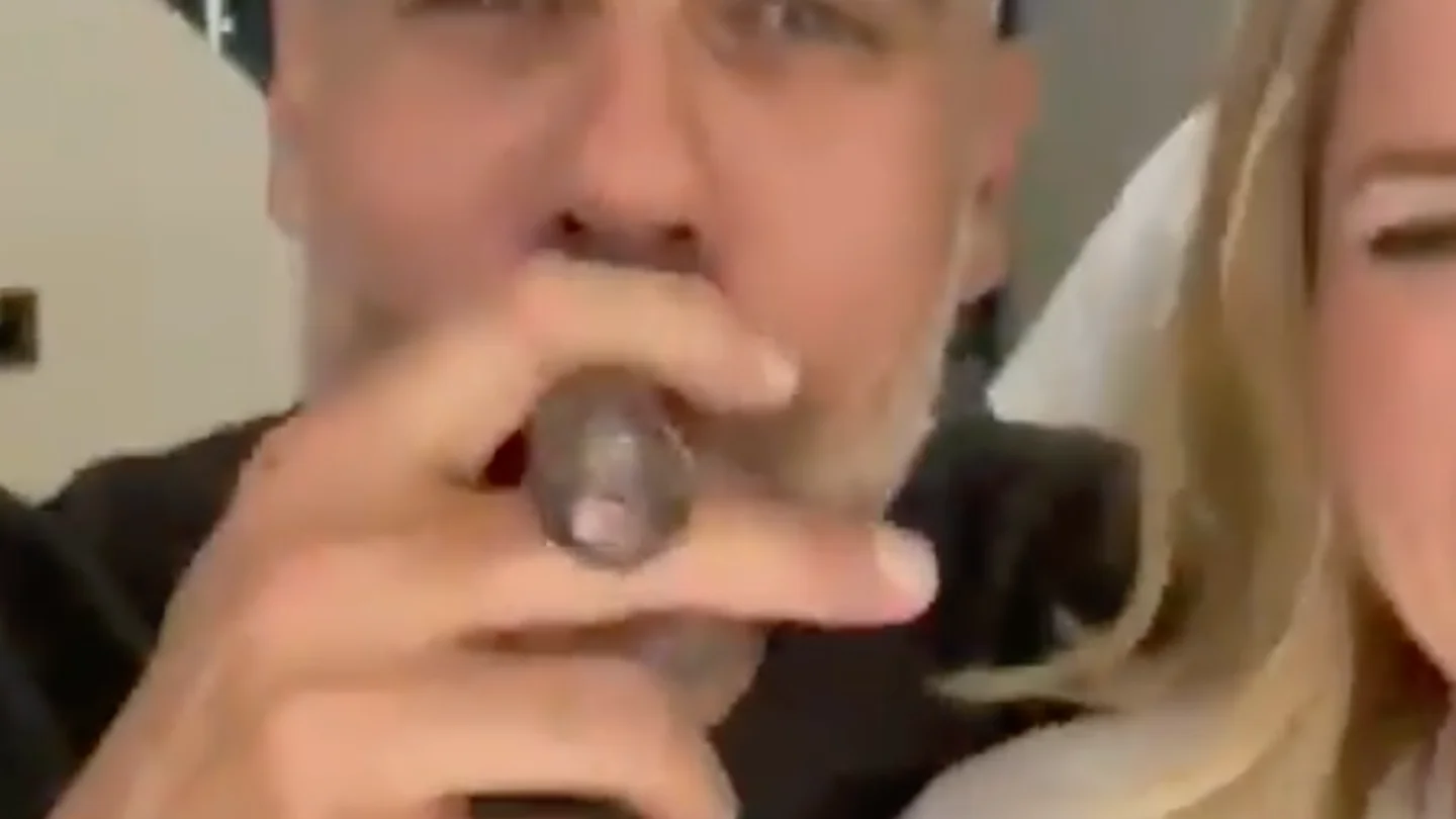 Pep Guardiola fumando un puro en la fiesta del Manchester City Pep Guardiola fumando un puro en la fiesta del Manchester City