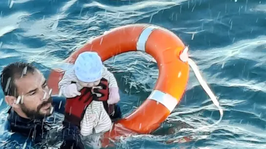 Un agente de la Guardia Civil rescata a un bebé en el mar frente a Ceuta Un agente de la Guardia Civil rescata a un bebé en el mar frente a Ceuta