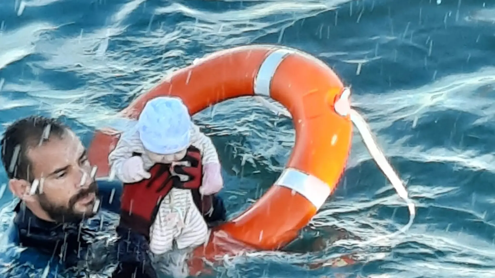 Un agente de la Guardia Civil rescata a un bebé en el mar frente a Ceuta