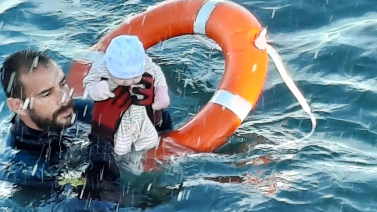 Un agente de la Guardia Civil rescata a un bebé en el mar frente a Ceuta