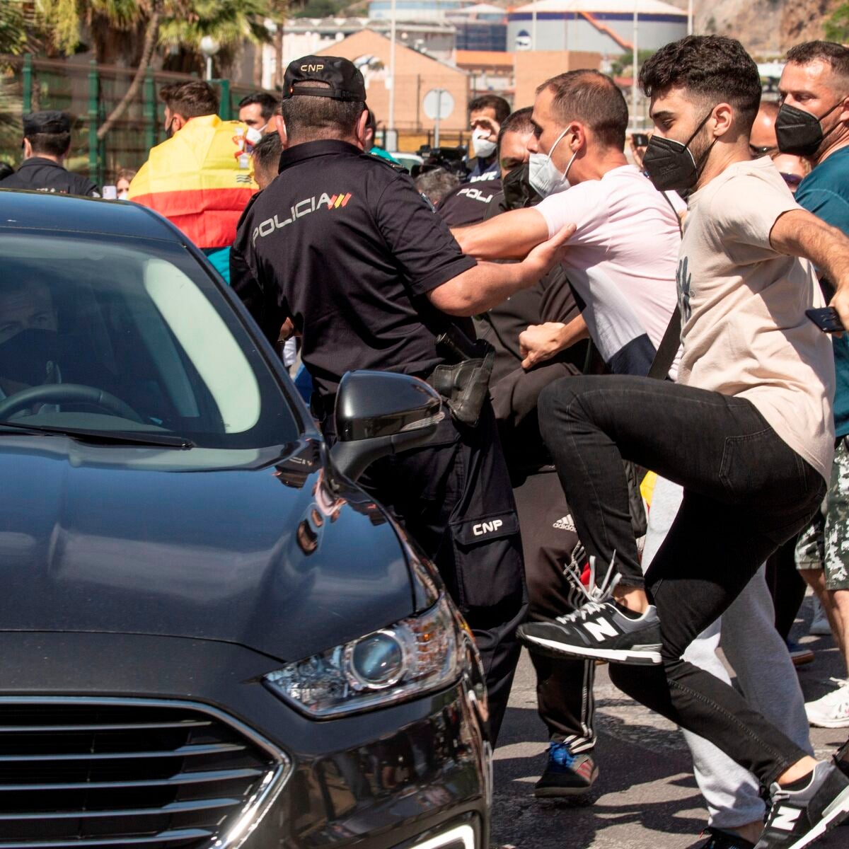 Un grupo de personas recibe a Pedro Sánchez con gritos e insultos en Ceuta  y aporrean uno de los coches oficiales
