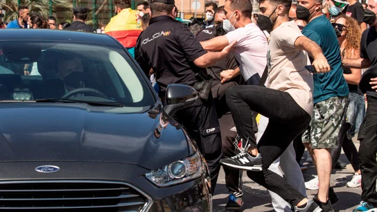 Manifestantes golpean uno de los coches de la comitiva oficial de Sánchez en Ceuta Manifestantes golpean uno de los coches de la comitiva oficial de Sánchez en Ceuta