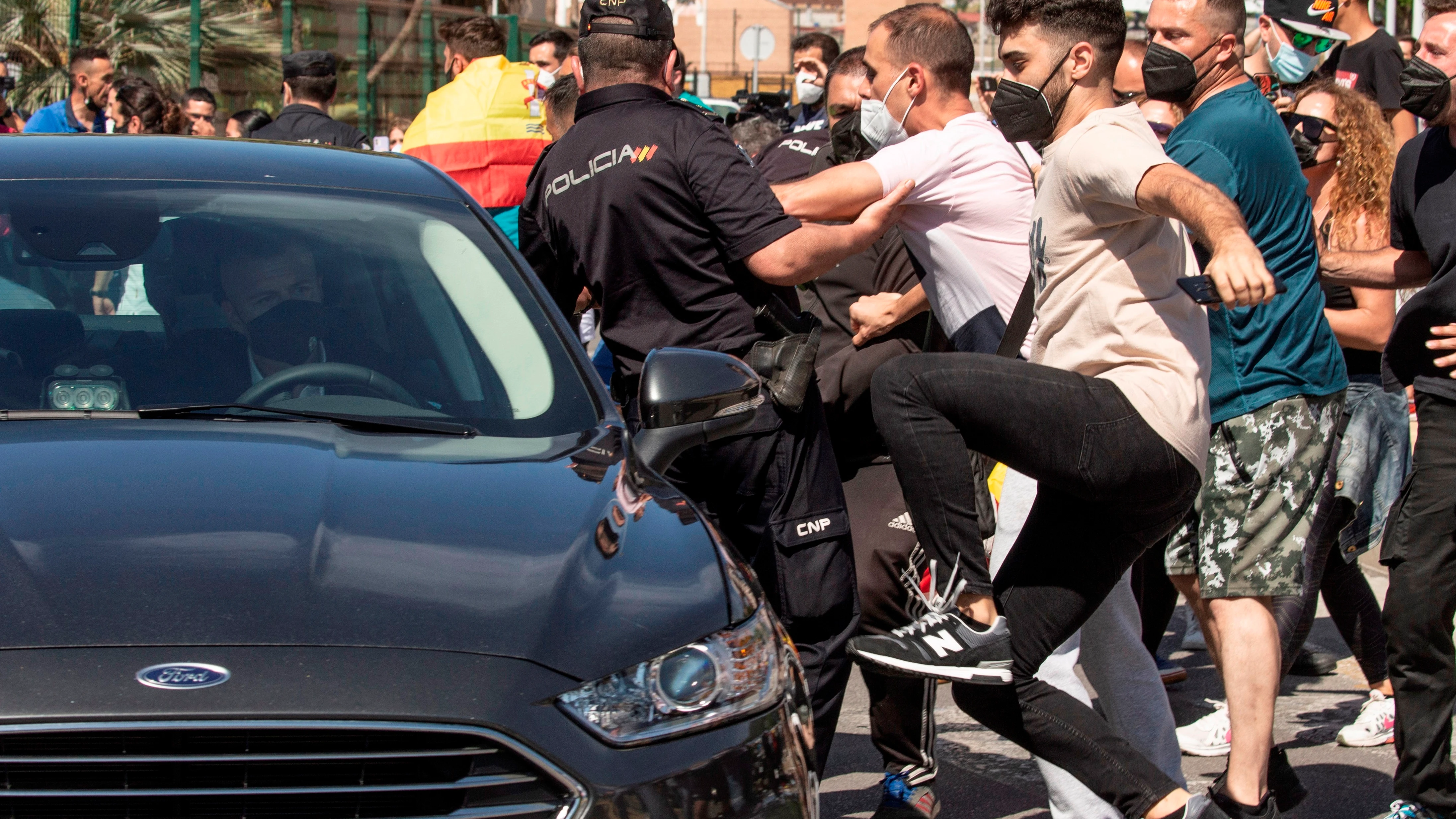 Manifestantes golpean uno de los coches de la comitiva oficial de Sánchez en Ceuta