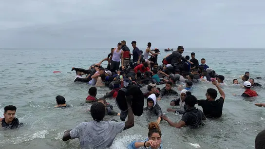 Numerosas personas llegan a nado a Ceuta Numerosas personas llegan a nado a Ceuta