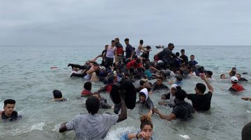 Numerosas personas llegan a nado a Ceuta