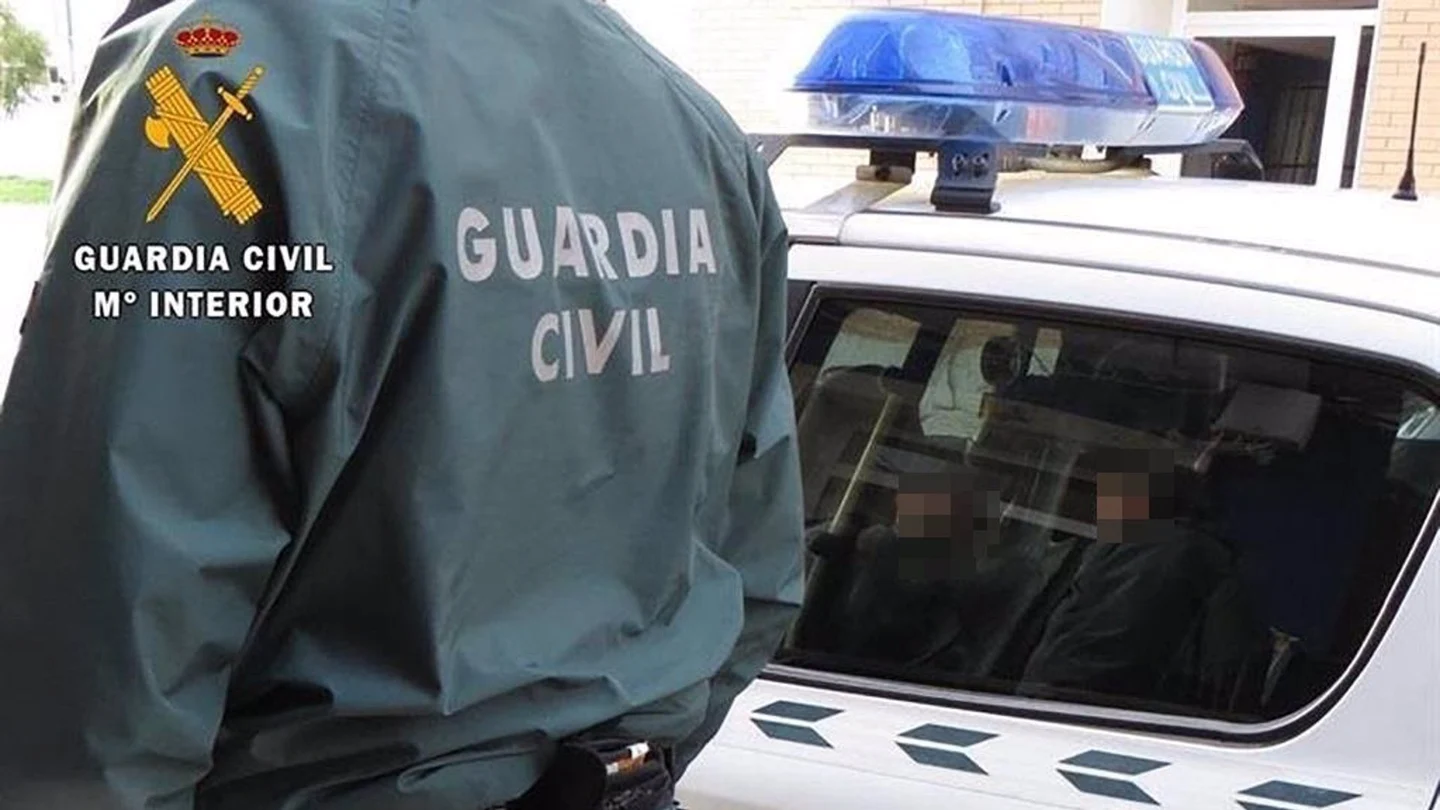 Un agente de la Guardia Civil junto a un coche patrulla. Un agente de la Guardia Civil junto a un coche patrulla.