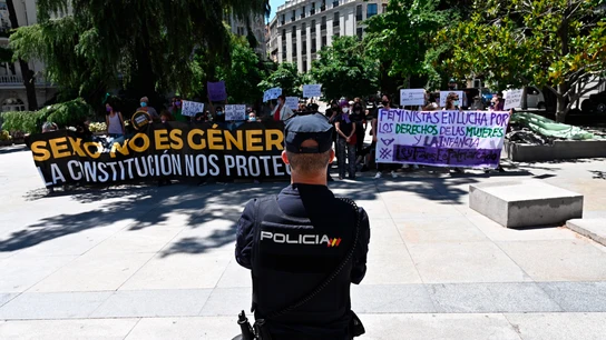 Un grupo de personas se manifiesta frente al Congreso de los Diputados, donde el pleno del Congreso debate este martes una proposición de ley trans Ley Trans