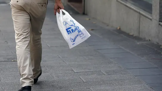 El nuevo proyecto de Ley de Residuos contempla un impuesto al plástico no reutilizable que soportarán los consumidores El nuevo proyecto de Ley de Residuos contempla un impuesto al plástico no reutilizable que soportarán los consumidores