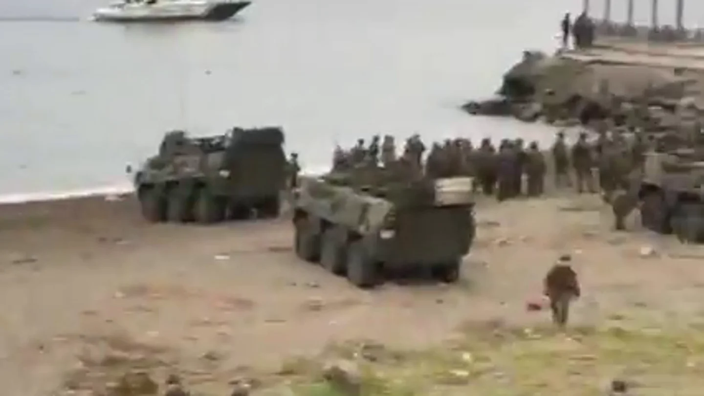 Tanques en la playa de El Tarajal: así intenta el Ejército frenar hoy la entrada masiva de migrantes en Ceuta Tanques en la playa de El Tarajal: así intenta el Ejército frenar hoy la entrada masiva de migrantes en Ceuta