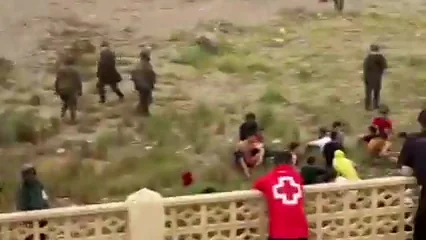 Tanques en la playa de El Tarajal: así intenta el Ejército frenar hoy la entrada masiva de migrantes en Ceuta