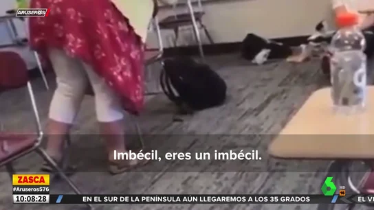 Una profesora se enfrenta a un alumno por no querer usar mascarilla: "Eres un imbécil, aquí no eres especial" Una profesora se enfrenta a un alumno por no querer usar mascarilla: "Eres un imbécil, aquí no eres especial"