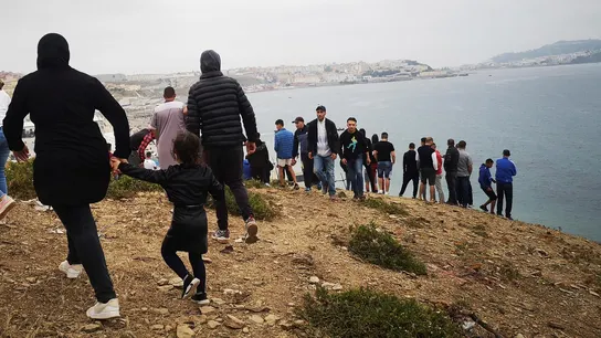 Miles de menores en las cercanías de Ceuta durante la crisis migratoria del pasado mayo. Se suspende la campaña de vacunación contra el COVID en Ceuta para este miércoles por la crisis migratoria