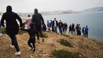 Miles de menores en las cercanías de Ceuta durante la crisis migratoria del pasado mayo.