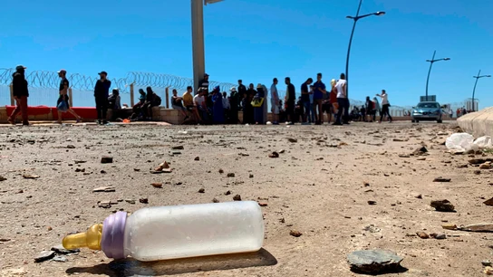 Grupos de migrantes agolpados en la frontera con Ceuta Grupos de migrantes agolpados en la frontera con Ceuta