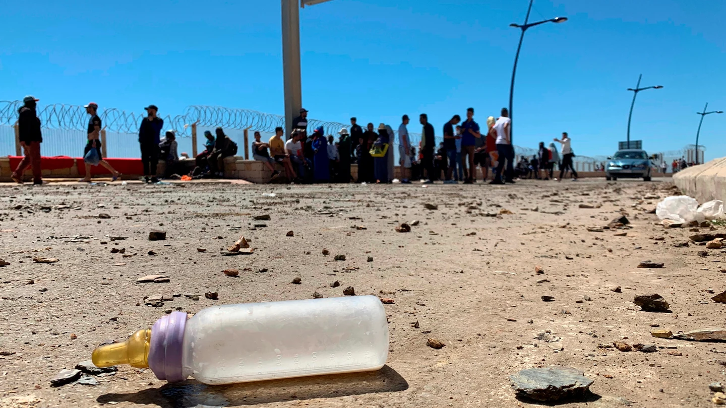 Grupos de migrantes agolpados en la frontera con Ceuta Grupos de migrantes agolpados en la frontera con Ceuta