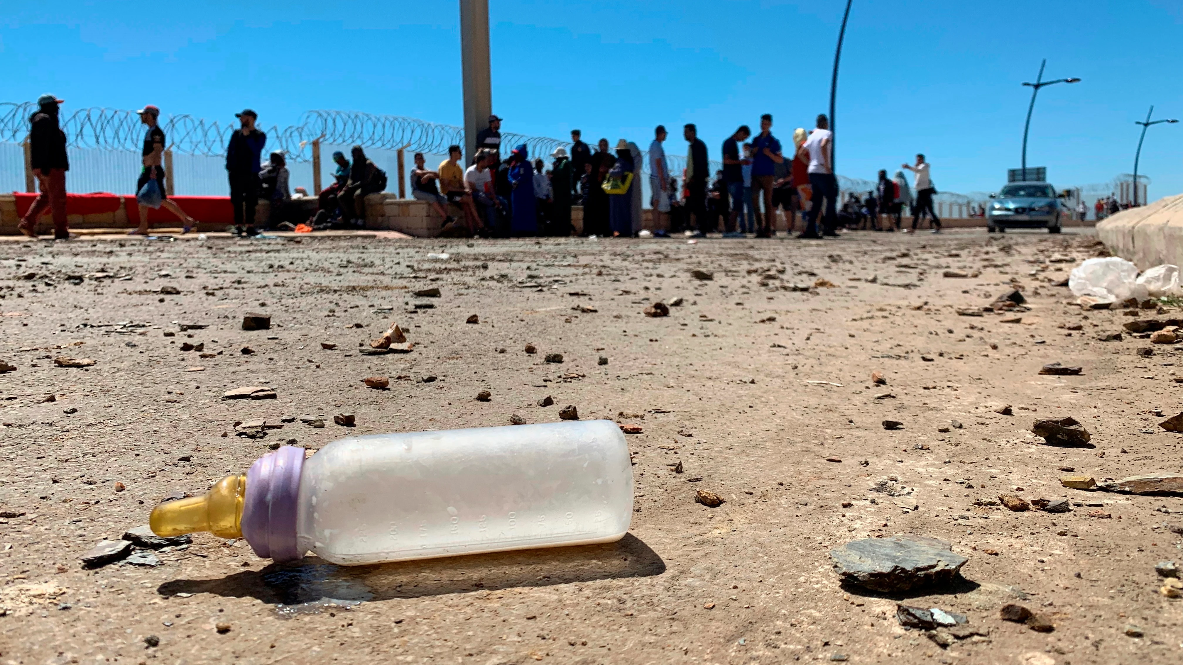 Grupos de migrantes agolpados en la frontera con Ceuta