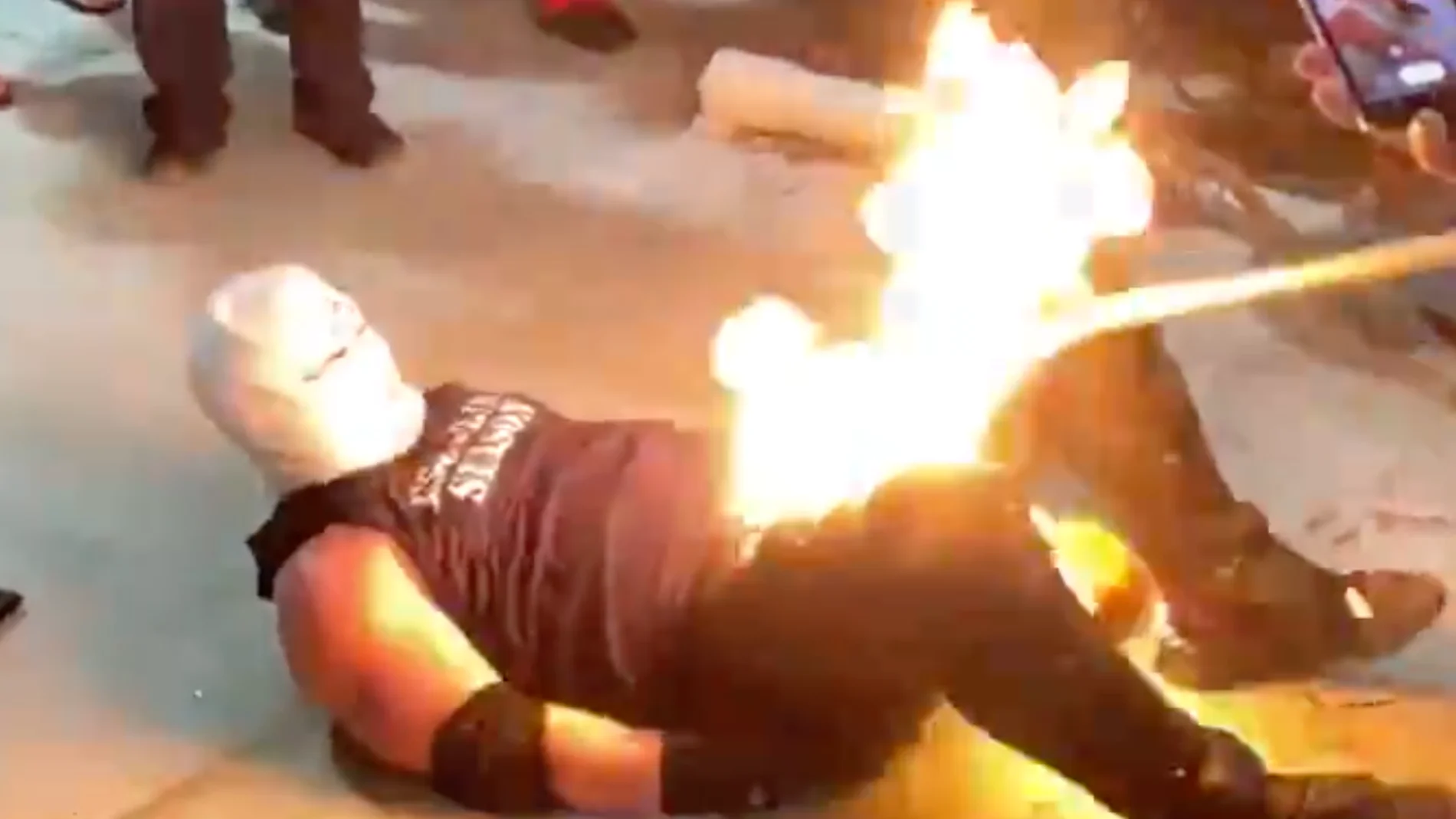 Un luchador envuelto en llamas en un combate de lucha libre en EEUU.