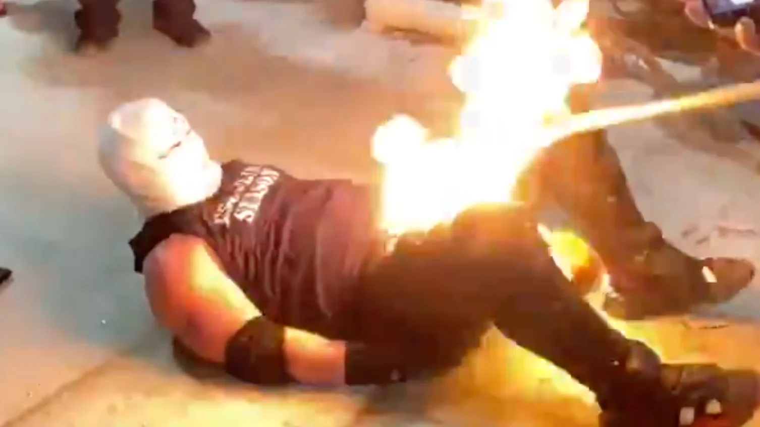 Un luchador envuelto en llamas en un combate de lucha libre en EEUU.