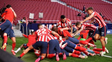 Jugadores del Atlético de Madrid celebrando el gol de Luis Suarez frente al Osasuna
