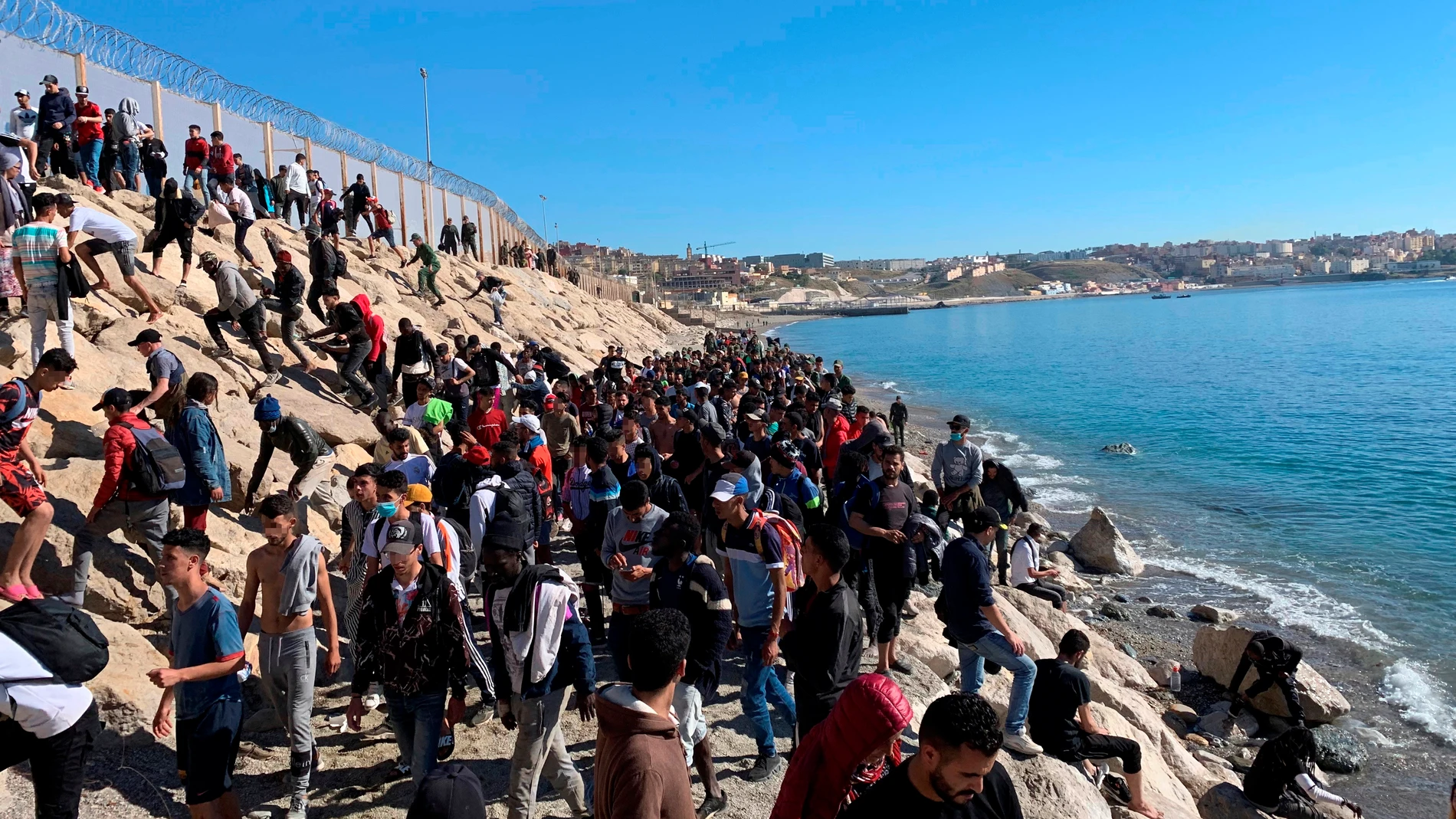 Migrantes tratan de cruzar a Ceuta este miércoles