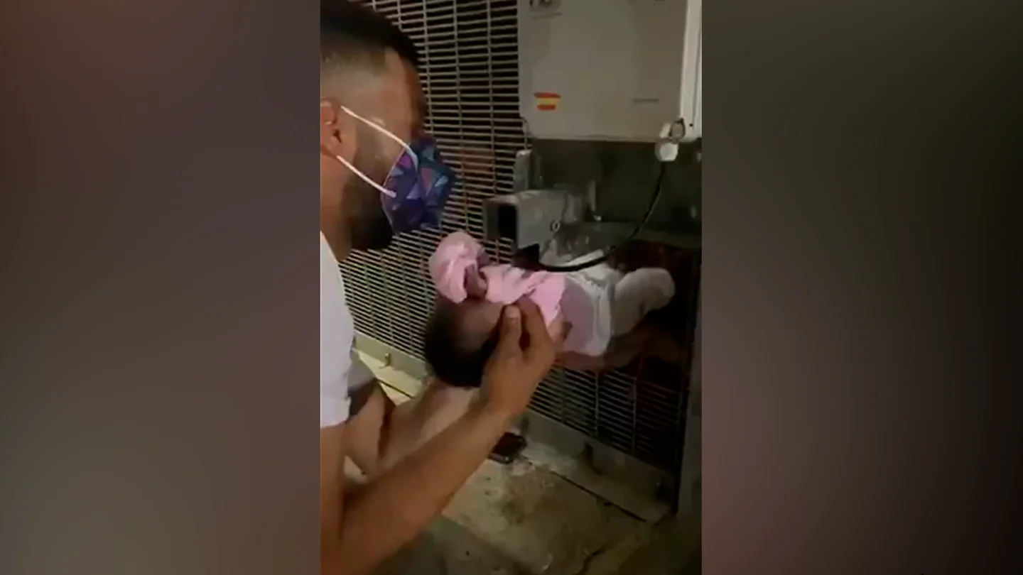 Un miembro de Cruz Roja salva la vida de una bebé atrapada en la frontera con Marruecos Un miembro de Cruz Roja salva la vida de una bebé atrapada en la frontera con Marruecos