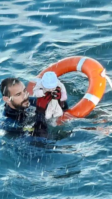 Un agente de la Guardia Civil rescata a un bebé. Un agente de la Guardia Civil rescata a un bebé.