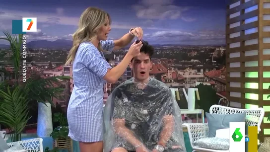 El loco momento en el que Kika Frutos rapa parte del pelo a un becario por no saber contestar a preguntas de su programa El loco momento en el que Kika Frutos rapa parte del pelo a un becario por no saber contestar a preguntas de su programa