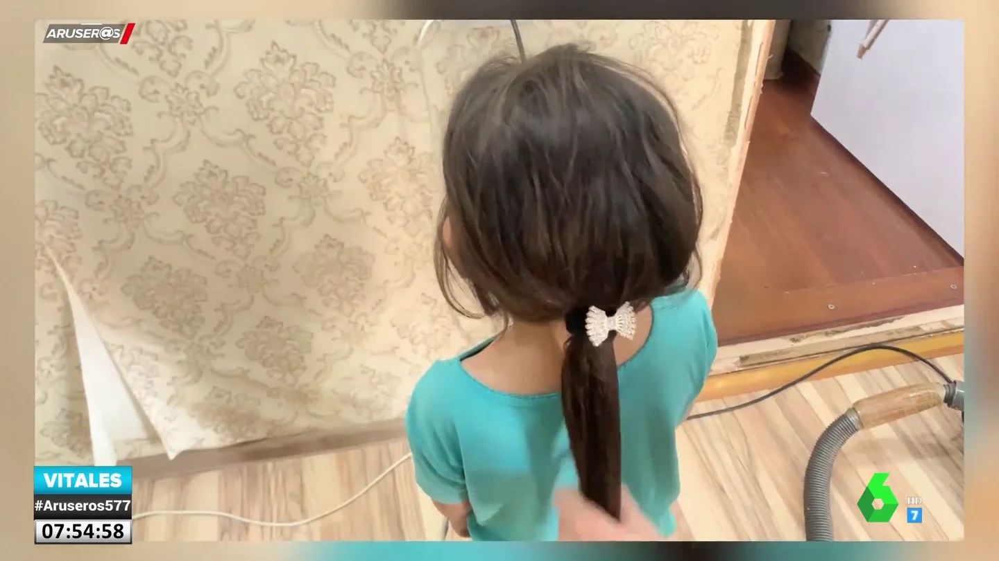La surrealista técnica de un hombre para hacerle las coletas a su hija pequeña La surrealista técnica de un hombre para hacerle las coletas a su hija pequeña