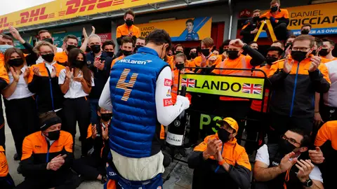 Lando celebra el podio en Imola Lando celebra el podio en Imola