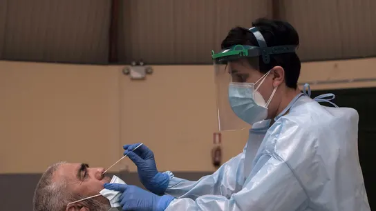 Una sanitaria realiza una prueba de coronavirus Una sanitaria realiza una prueba de coronavirus