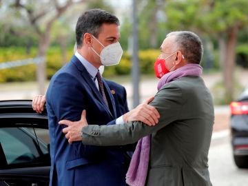 El presidente del Gobierno saluda al secretario general de UGT, a su llegada a la segunda jornada del 43 Congreso Confederal de UGT
