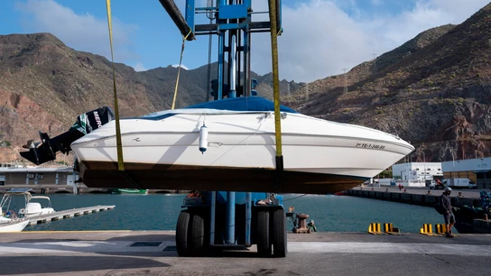 La Guardia Civil se lleva la lancha del padre de las niñas de Tenerife La Guardia Civil se lleva la lancha del padre de las niñas de Tenerife