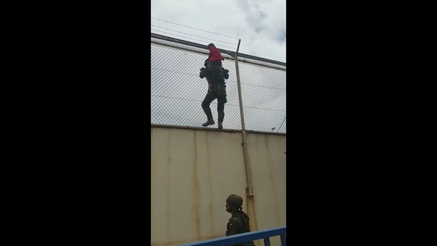 Legionarios rescatan a un niño en Ceuta Legionarios rescatan a un niño en Ceuta