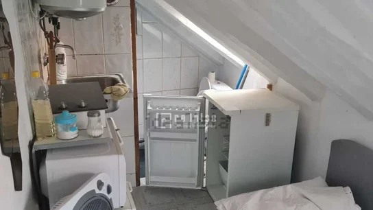 Imagen de la "coqueta buhardilla" de cinco metros cuadrados ¿Es legal el piso de 5 metros cuadrados de Idealista? Por qué lo de Madrid es "una anomalía"