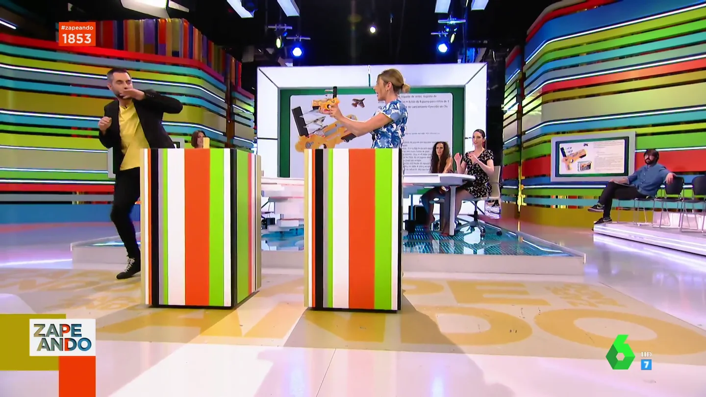 Valeria Ros asusta en pleno directo a Dani Mateo y Cristina Pedroche: "No apuntes con una pistola cargada" Valeria Ros asusta en pleno directo a Dani Mateo y Cristina Pedroche: "No apuntes con una pistola cargada"