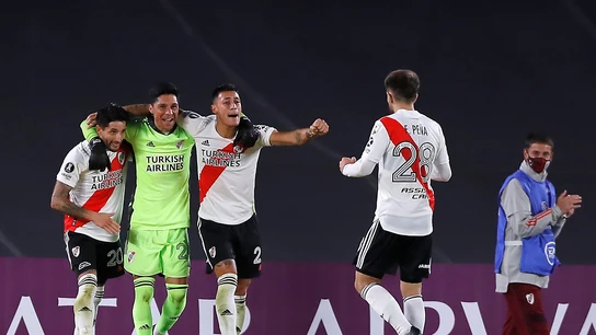Futbolistas de River Plate celebran la victoria por 2-1 frente a Independiente de Santa Fe Futbolistas de River Plate celebran la victoria por 2-1 frente a Independiente de Santa Fe