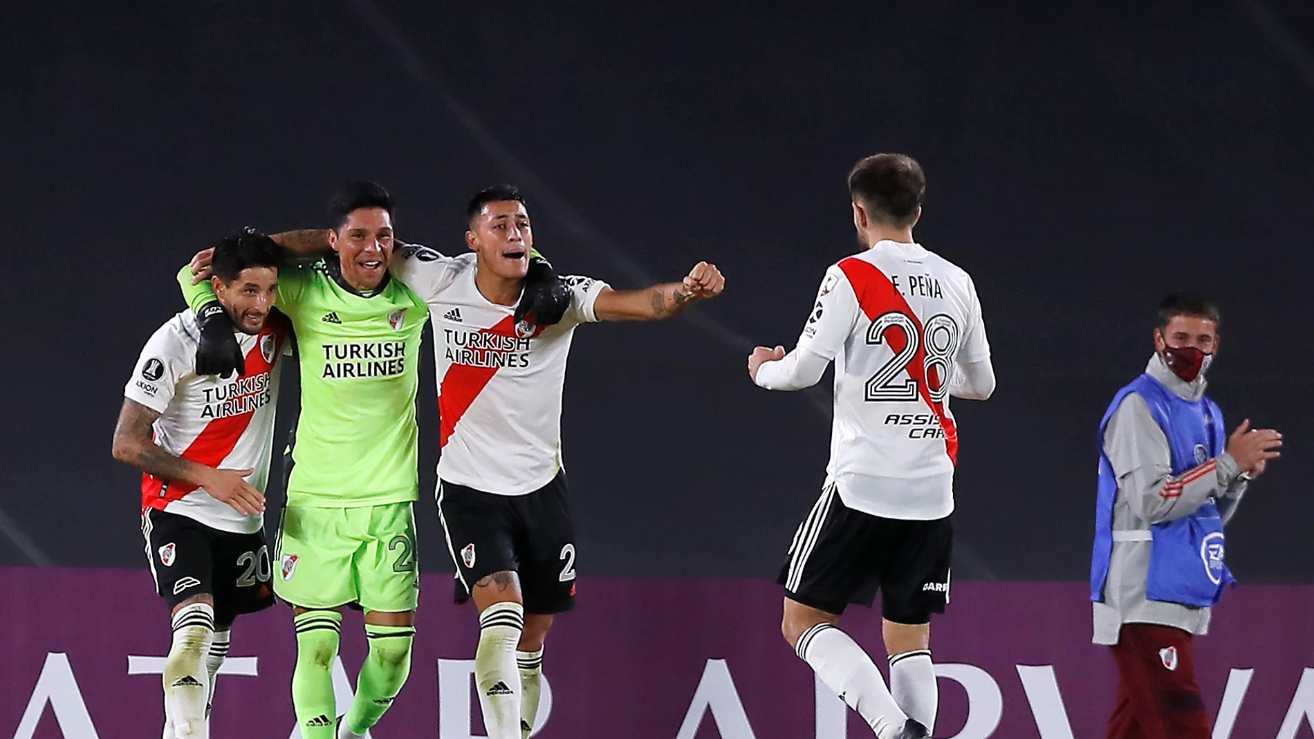 Futbolistas de River Plate celebran la victoria por 2-1 frente a Independiente de Santa Fe